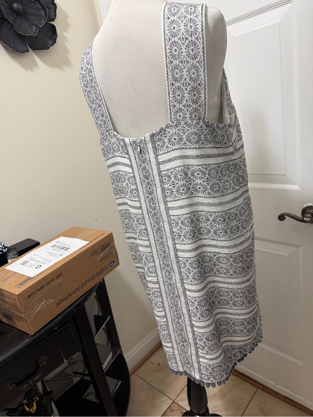 MAGGY LONDON Gray and White Lace-Pattern Shift Dress with small pom-pom - Picture 7 of 13